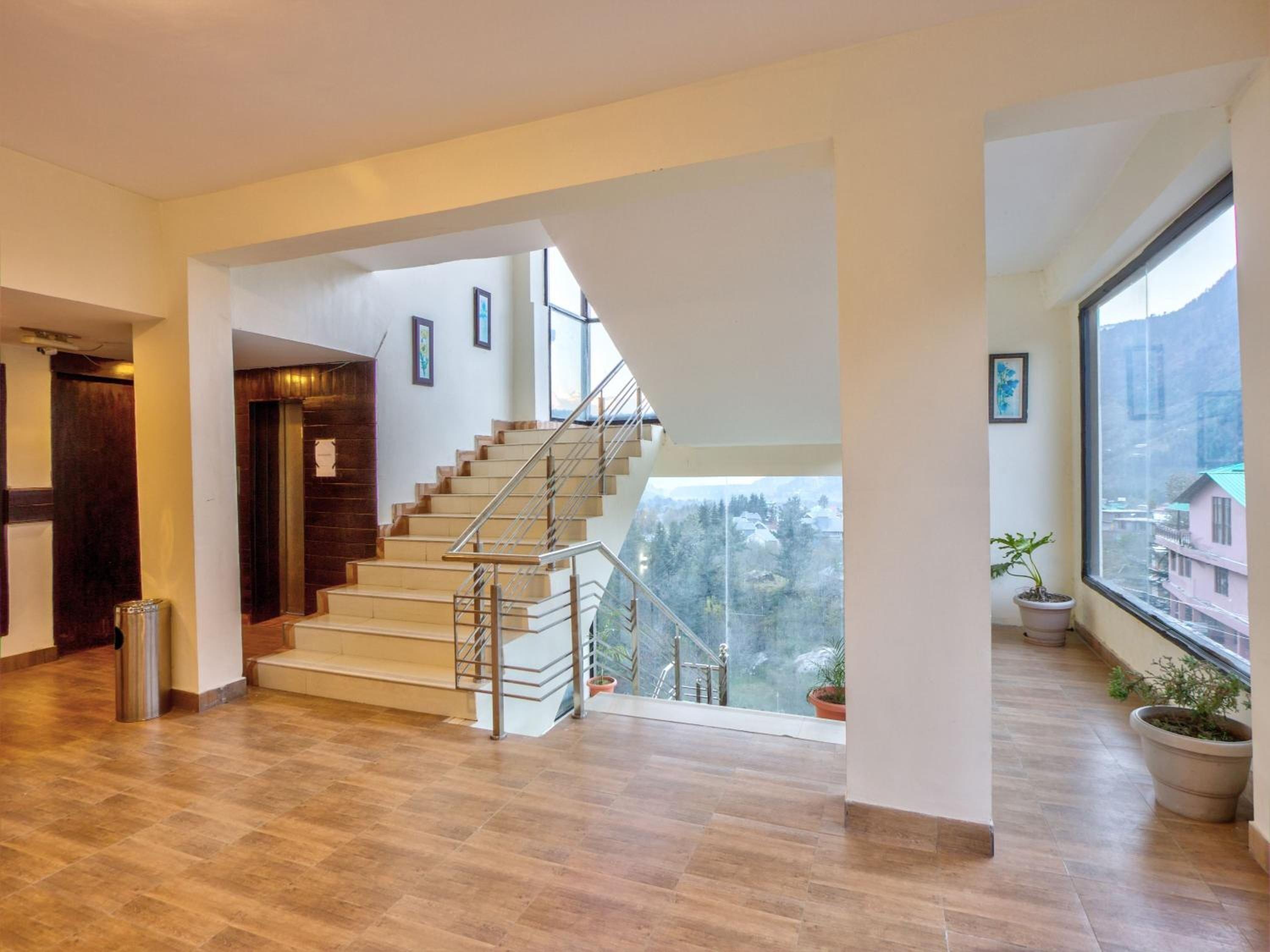 Katoch Grand By Ostan Hotel - Manali (Himachal Pradesh) — Photos 1